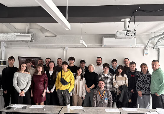 Команда INTIGER Lab за робочим столом