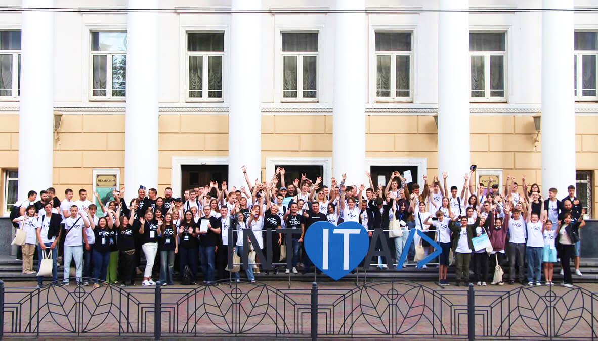 Команда INTITA біля університету