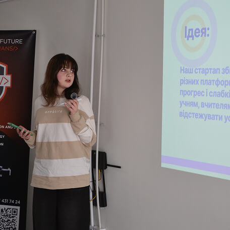 Учасниця INTIGER Lab під час презентації проєкту